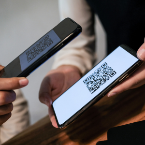 QR platby povinné od 2026: Zákazník platí pomocou QR kódu v prevádzke